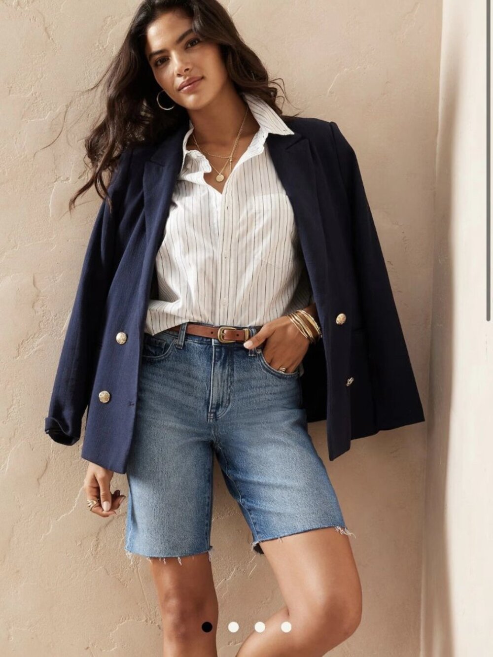 BANANA REPUBLIC FACTORY high rise girlfriend denim shorts in medium wash (8/29)